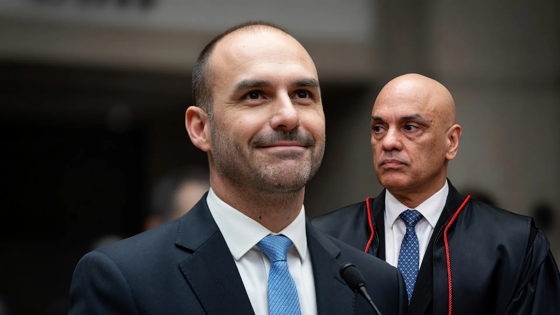Eduardo Bolsonaro cobra lei Magnitsky contra Moraes após suspensão de visitas de Flávio ao STF