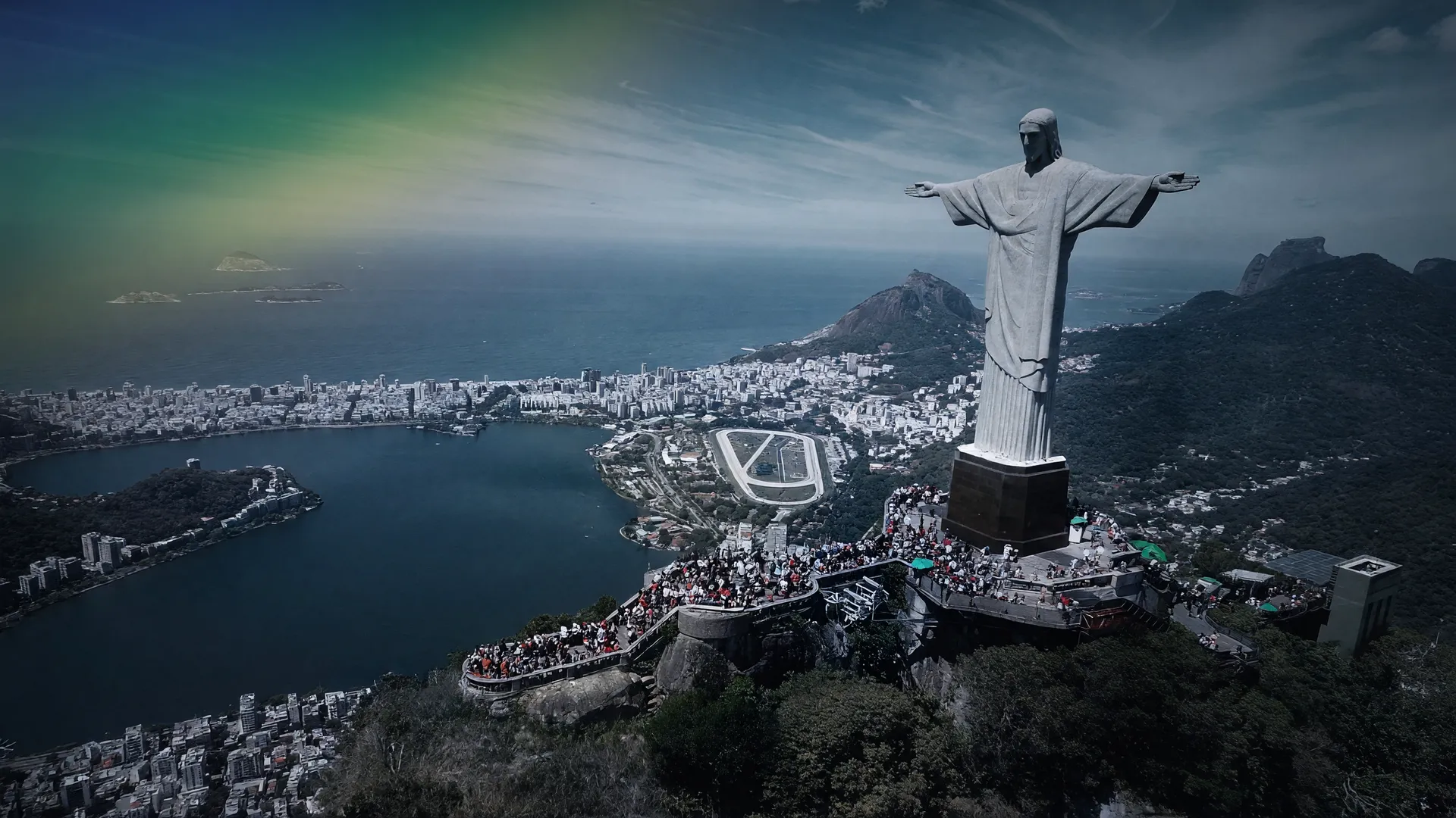 Vista aérea do Rio de Janeiro em tom sombrio simboliza recorde de letalidade policial no Brasil em 2025