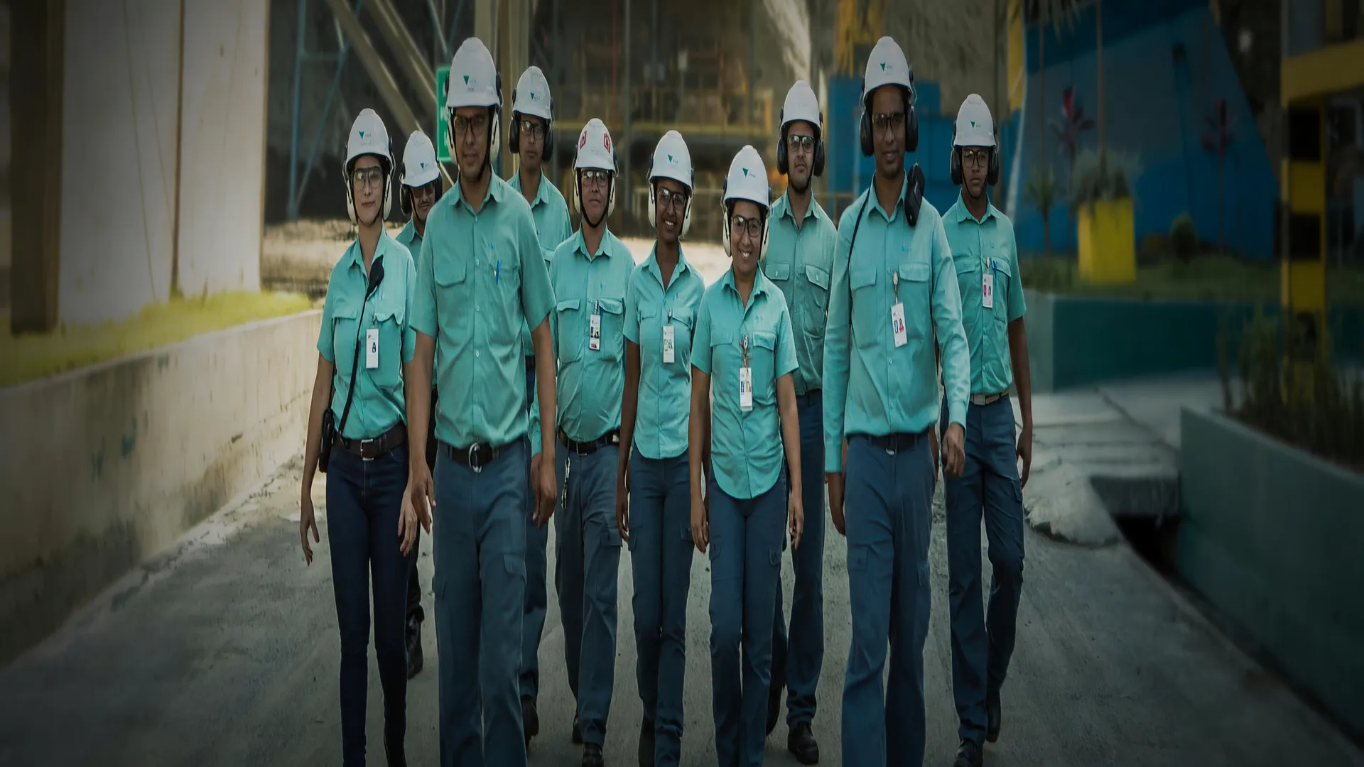 Trabalhadores da Vale em uniforme teal com capacetes em instalação industrial, evocando o lucro da Vale no trimestre