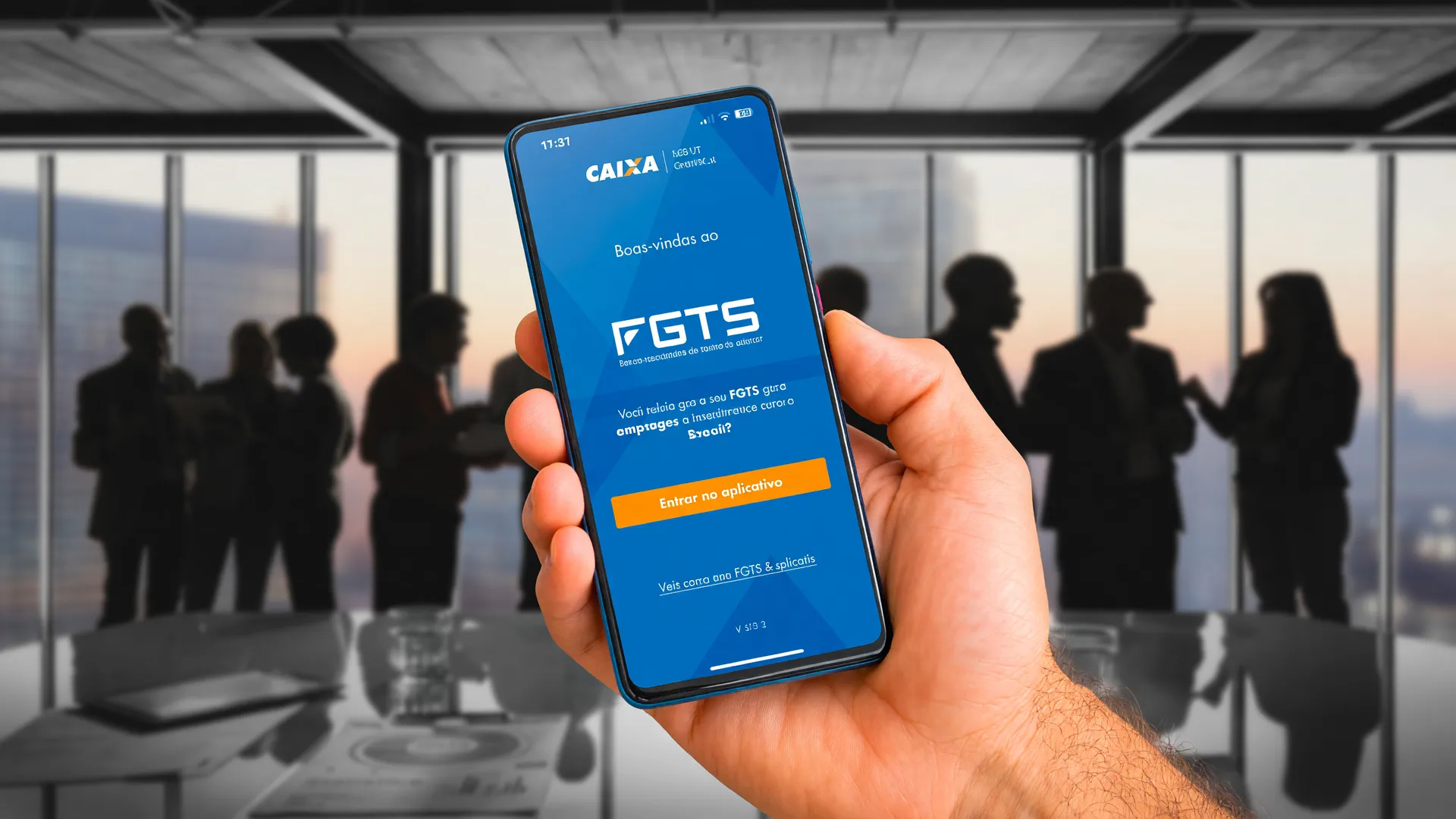 Mão segura celular com app do FGTS; ao fundo, Conselho Curador aprova lucro do FGTS para trabalhadores