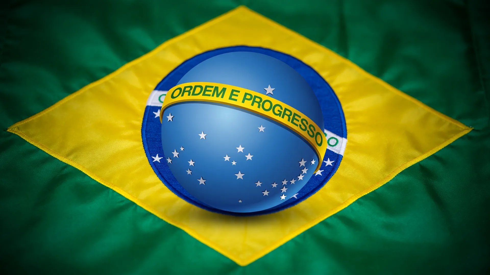 Bandeira do Brasil e emblema do Governo Federal simbolizam a meta de redução de homicídios alcançada