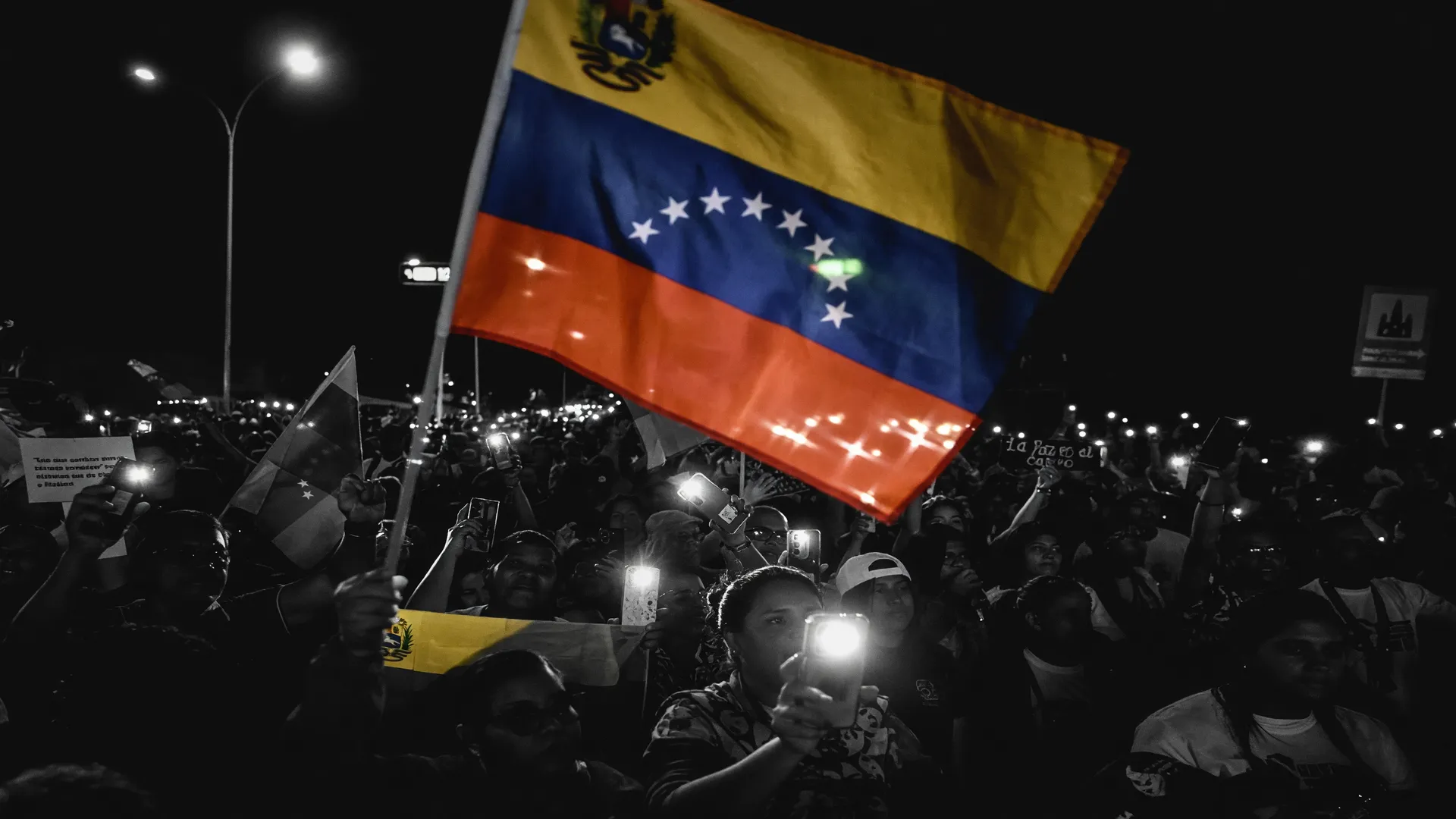 Bandeira venezolana em crise humanitária representando mortos no terremoto da Venezuela e sofrimento