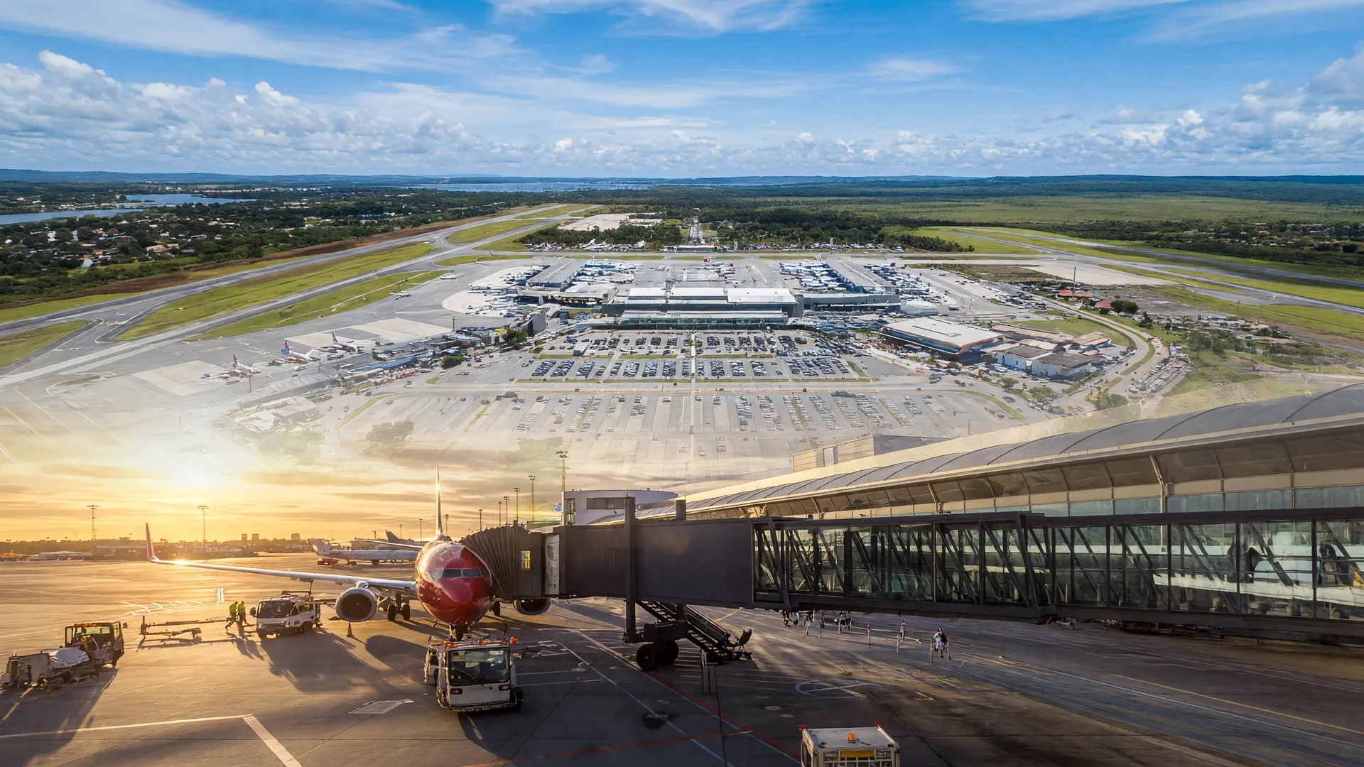 Aeroporto brasileiro movimentado ao entardecer, ilustrando alta na movimentação de passageiros em aeroportos no semestre