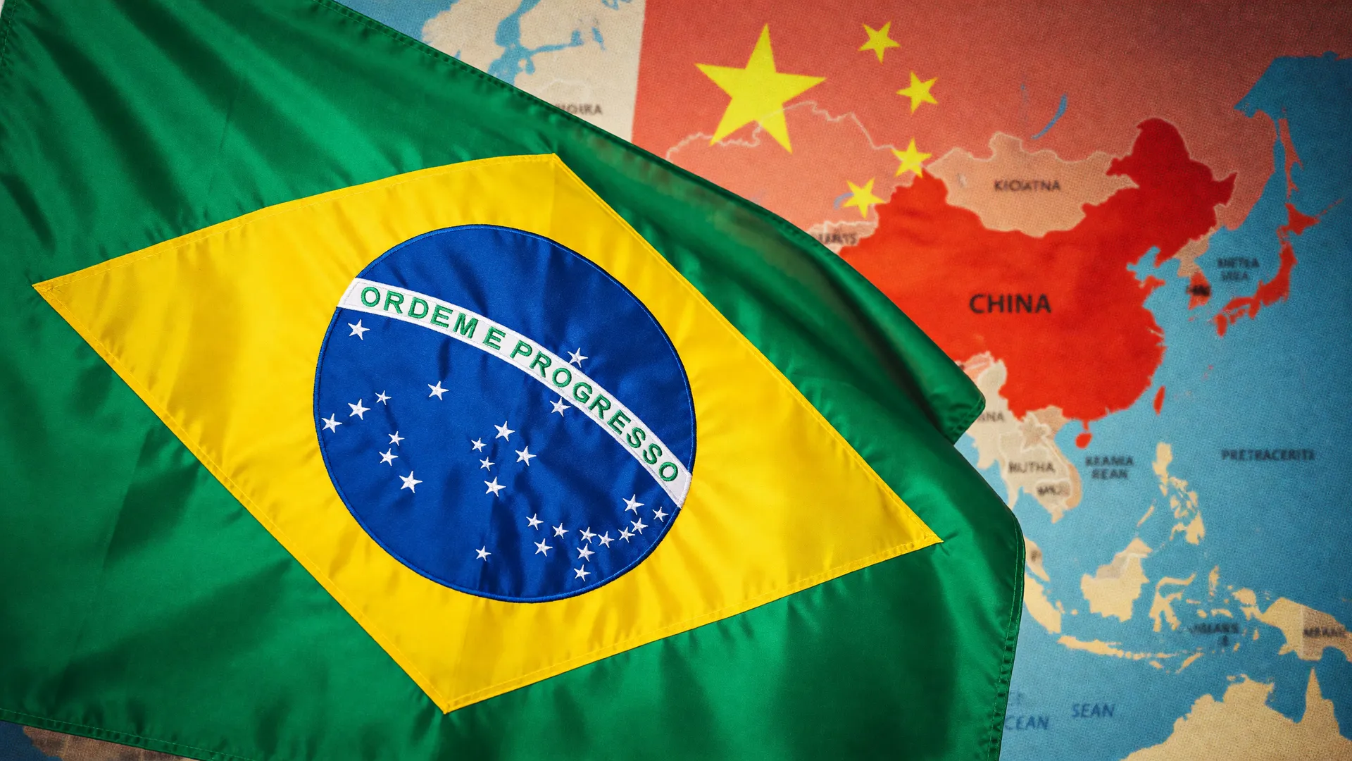 Bandeiras do Brasil e China simbolizam estudantes na olimpíada internacional de matemática na China.