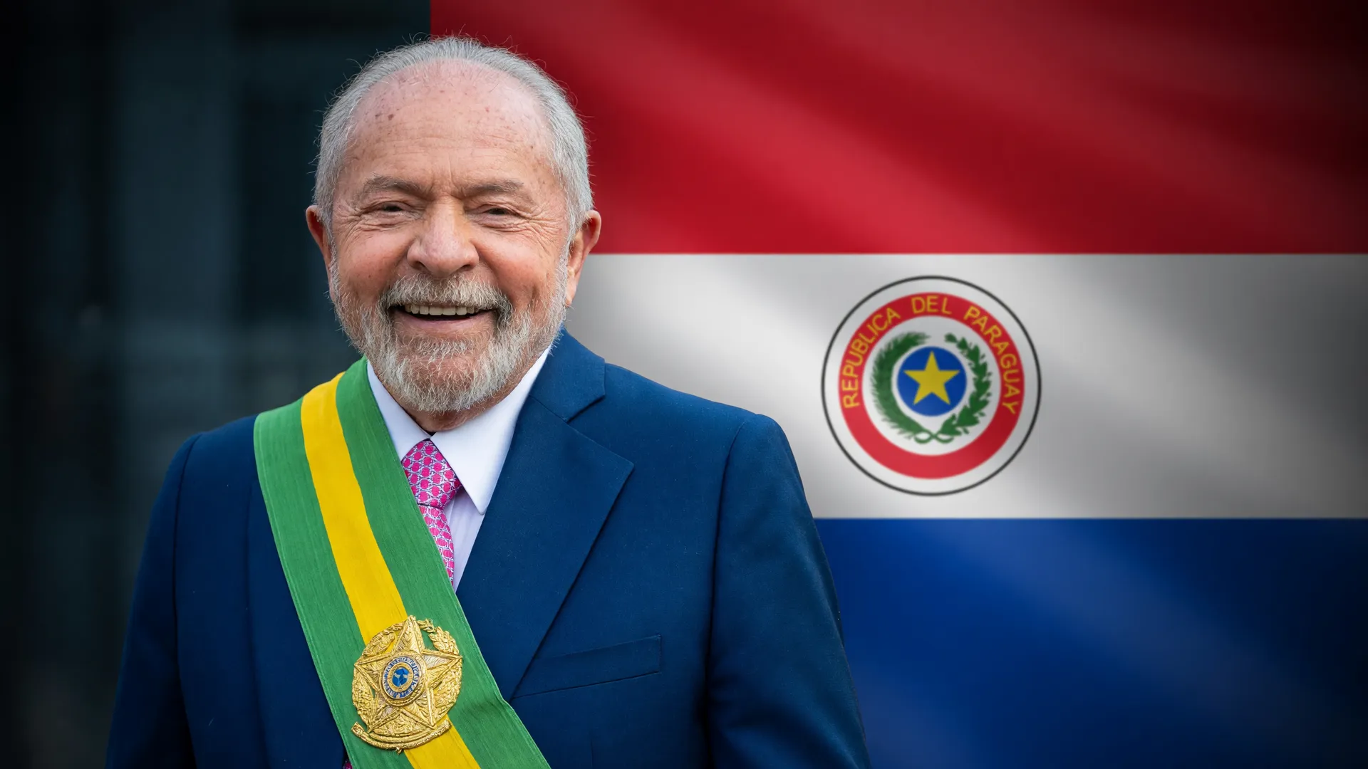 Lula ao lado da bandeira paraguaia na crise em que o Paraguai convoca embaixador Brasil