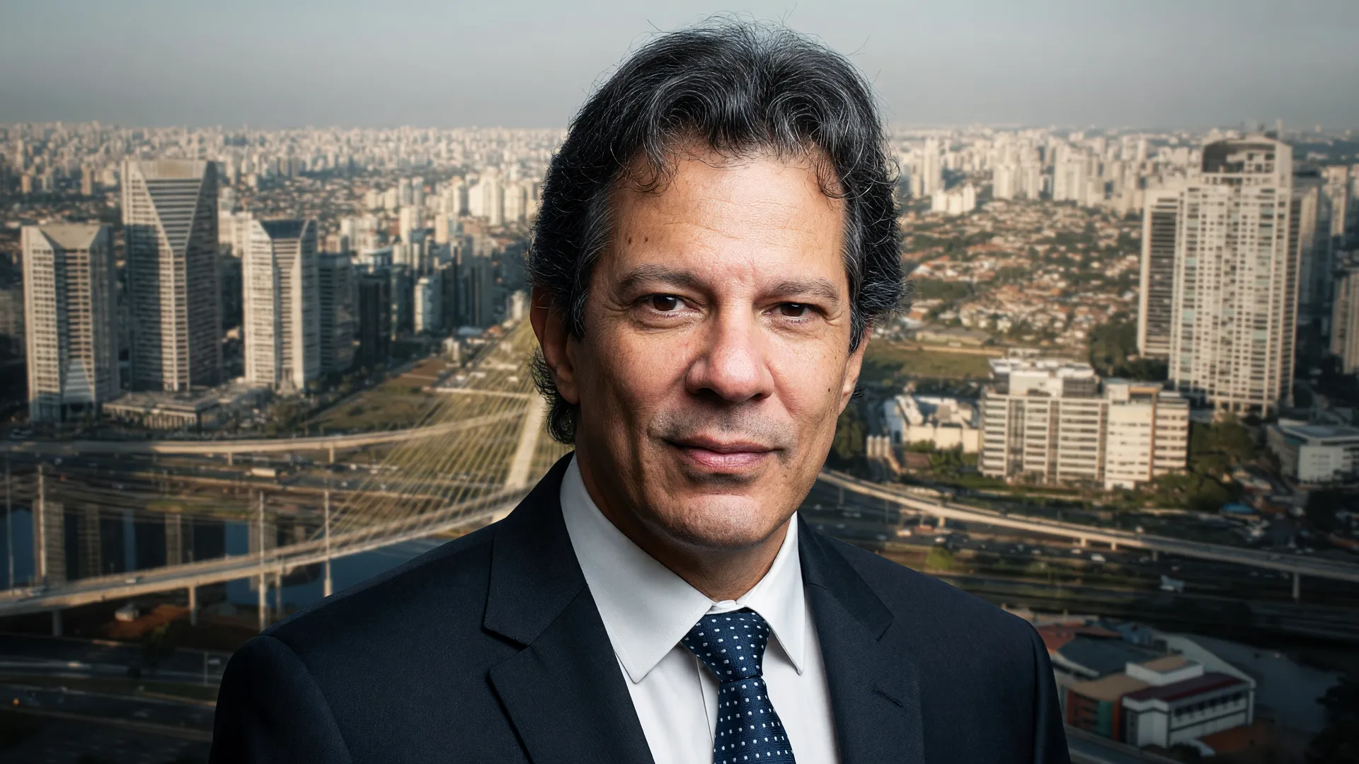 PDT apoio Haddad governo SP: Fernando Haddad em retrato oficial com o horizonte de São Paulo ao fundo