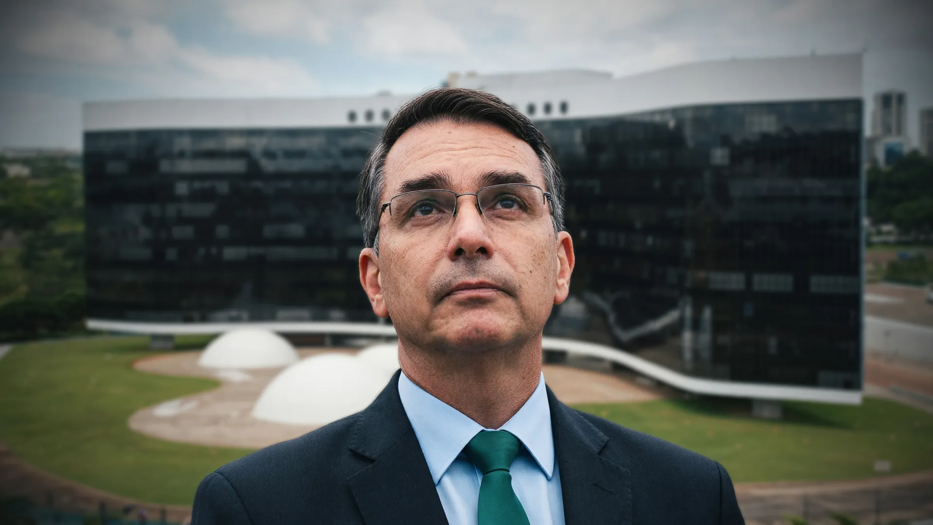 Flávio Bolsonaro em primeiro plano com o TSE ao fundo, alvo de denúncia sobre perfis falsos contra Flávio Bolsonaro