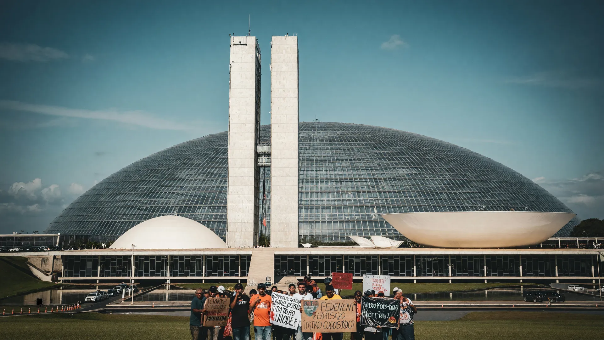 Senado Federal e caminhoneiros em protesto ilustram corte no piso mínimo do frete rodoviário e veto à anistia