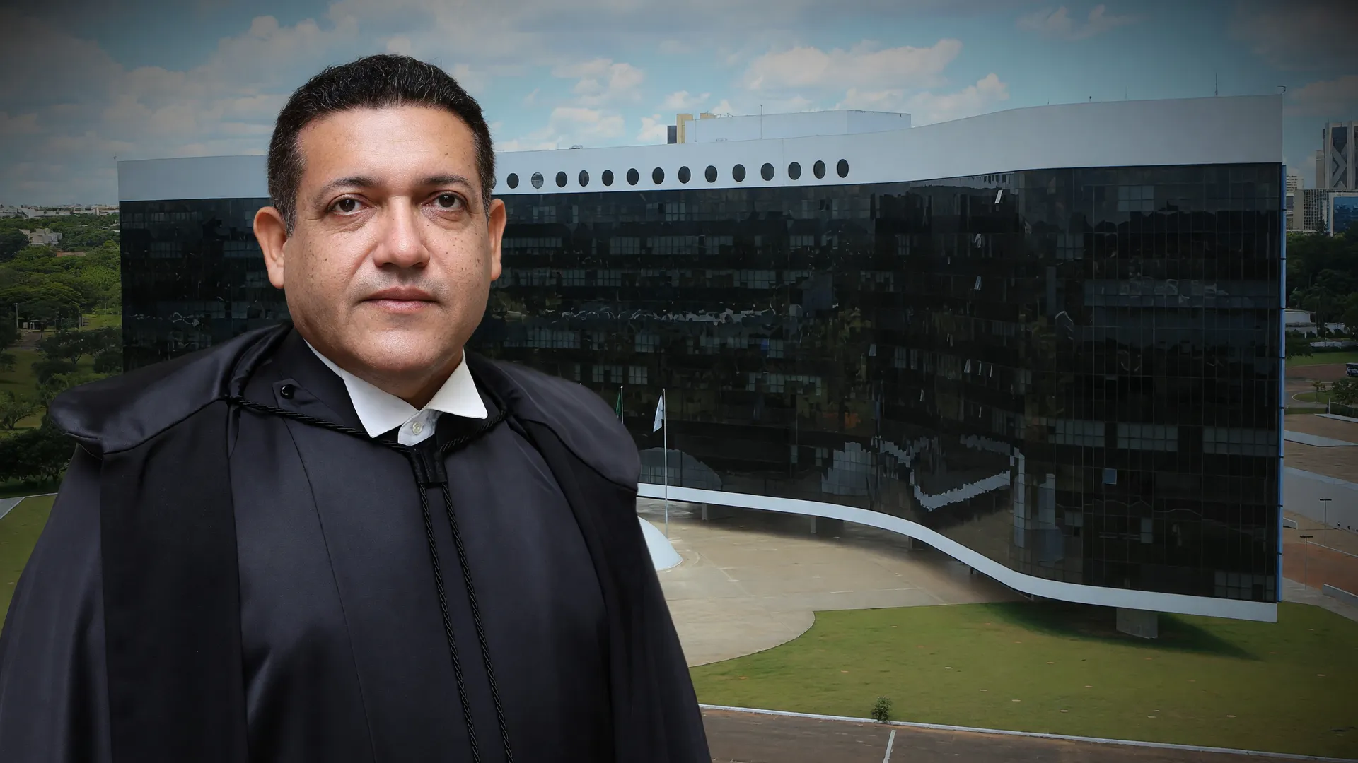 Ministro Nunes Marques exige plano de conformidade TSE plataformas digitais; ao fundo, sede do Tribunal Superior Eleitoral