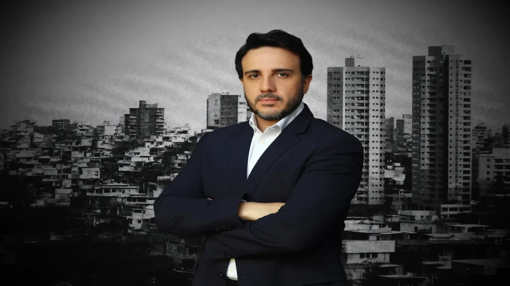 Renan Santos de braços cruzados ilustra o plano de governo Renan Santos com fim do Bolsa Família