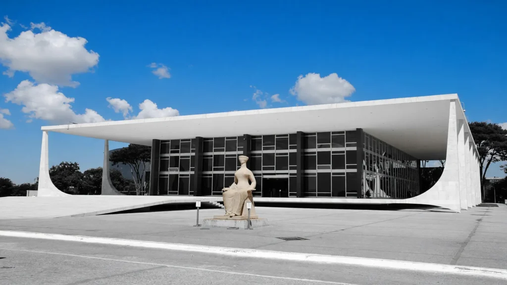 Fachada icônica do STF com escultura de justiça representando decisão sobre prescrição de improbidade administrativa