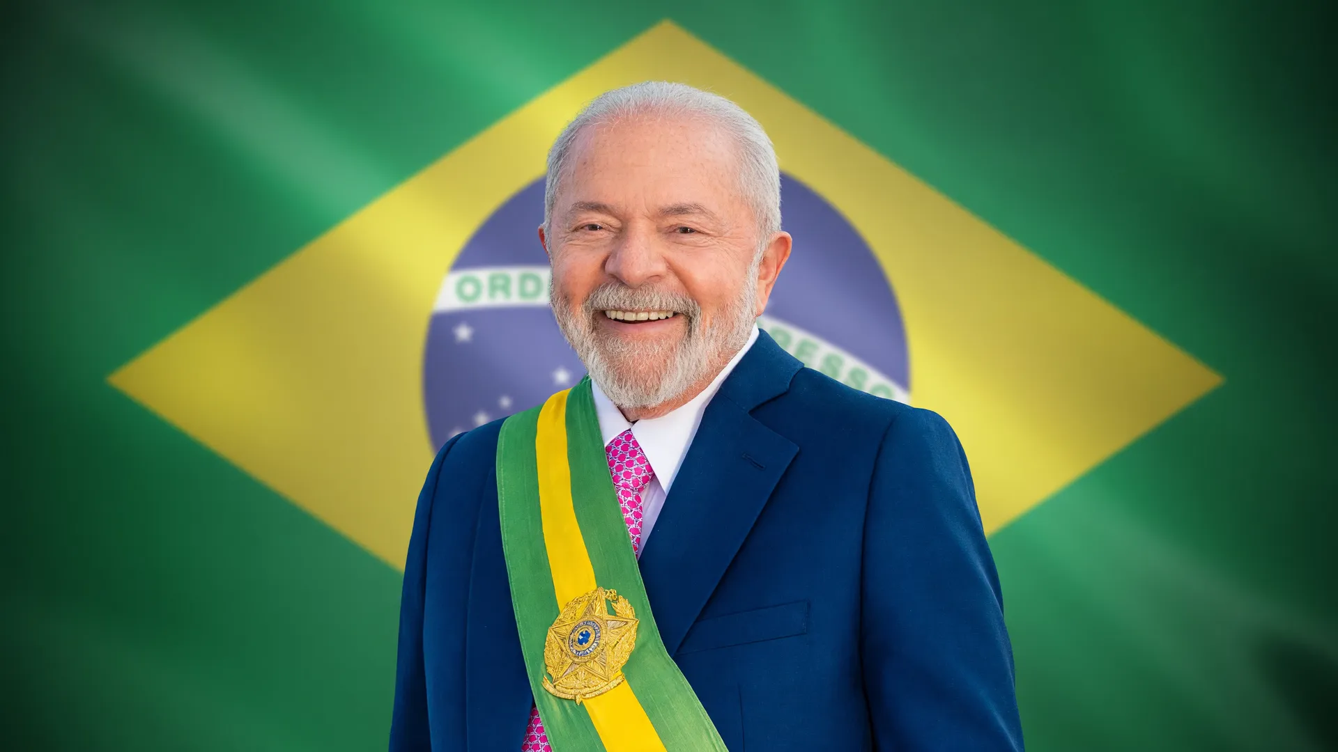 Lula com faixa presidencial simboliza a sanção da lei de proibição do foie gras no Brasil