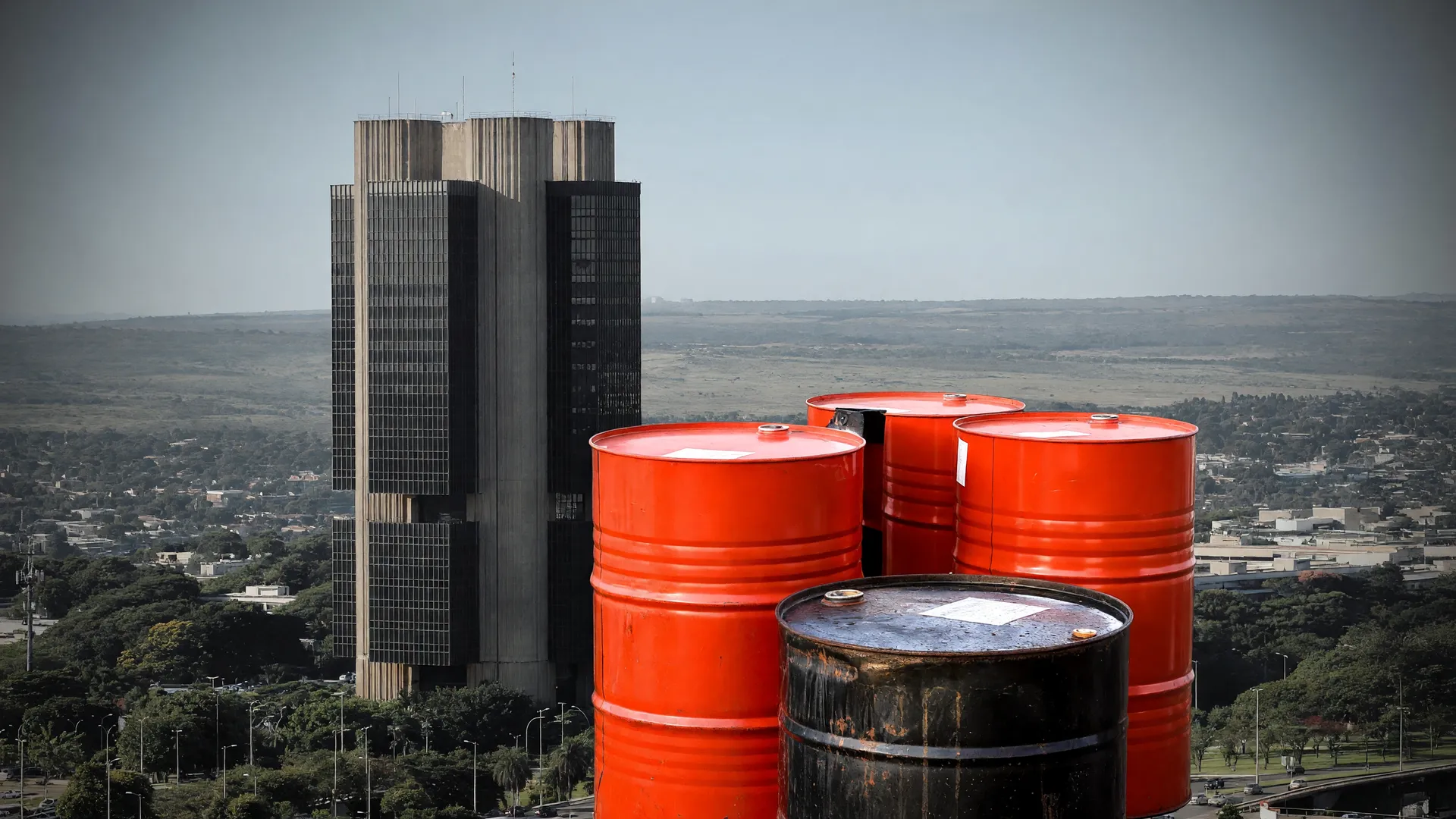 Sede do Banco Central e barris de petróleo ilustram projeção de inflação para 2026 no boletim Focus