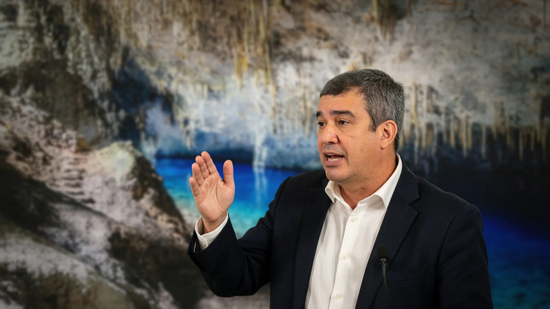 Eduardo Riedel discursa em evento público, ilustrando as promessas cumpridas por Eduardo Riedel em Mato Grosso do Sul