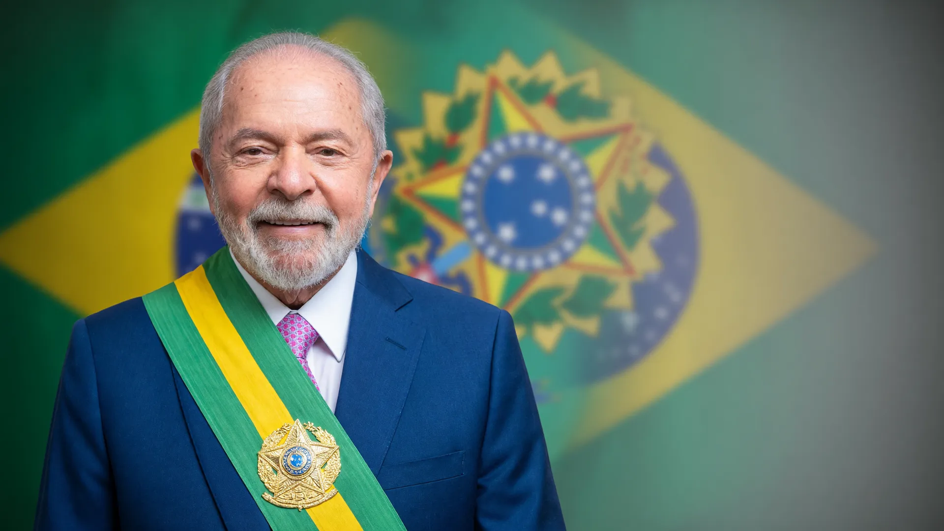 Lula com faixa presidencial ilustra balanço das promessas de campanha de Lula em três anos e meio de mandato
