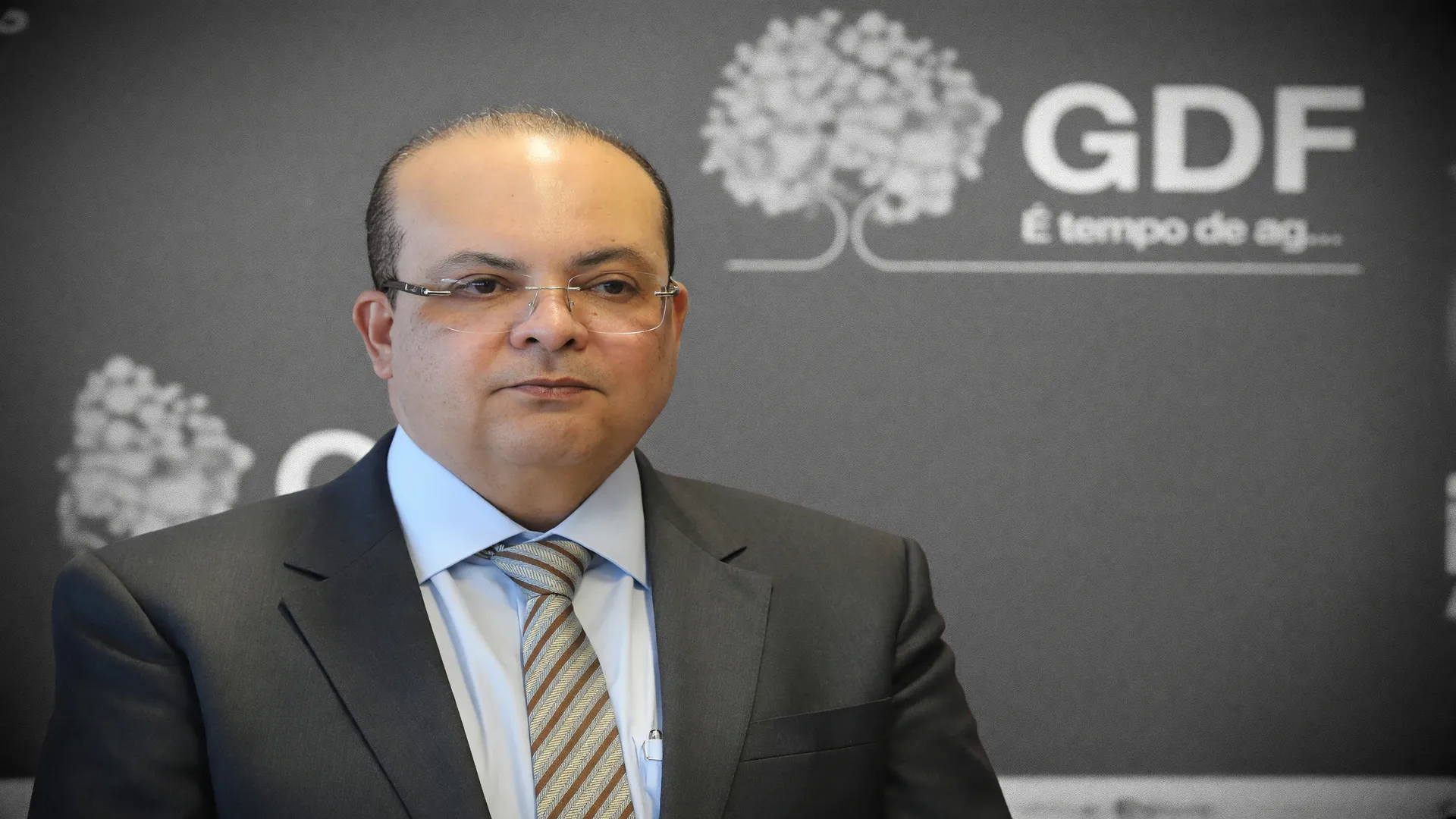 Ibaneis Rocha, governador do DF, simboliza o cumprimento parcial das promessas de campanha do DF