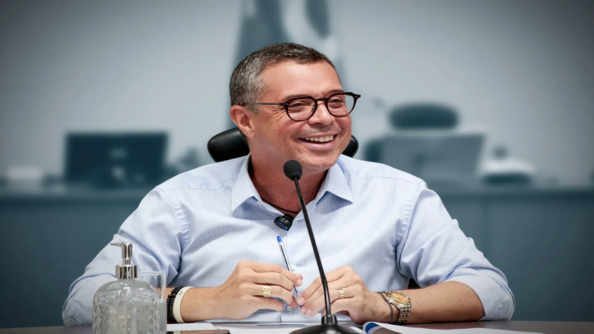Fábio Mitidieri sorridente em retrato que ilustra o balanço das promessas de campanha Fábio Mitidieri em Sergipe.