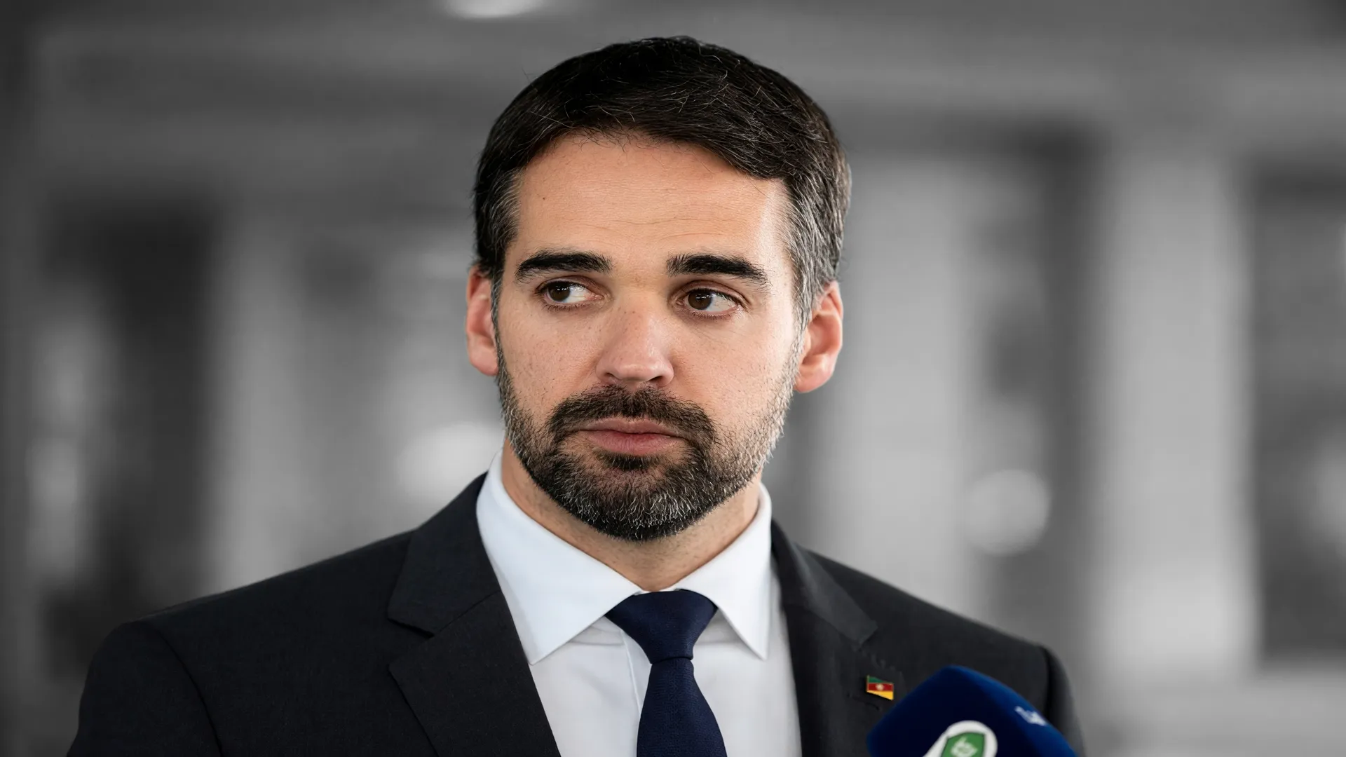 Eduardo Leite, governador do RS, simboliza o balanço das promessas de Eduardo Leite em saúde e segurança pública