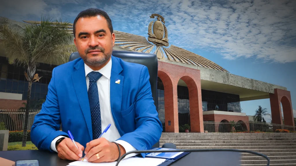 Governador assina documento no Palácio Araguaia, símbolo das promessas de governo Wanderlei Barbosa no Tocantins