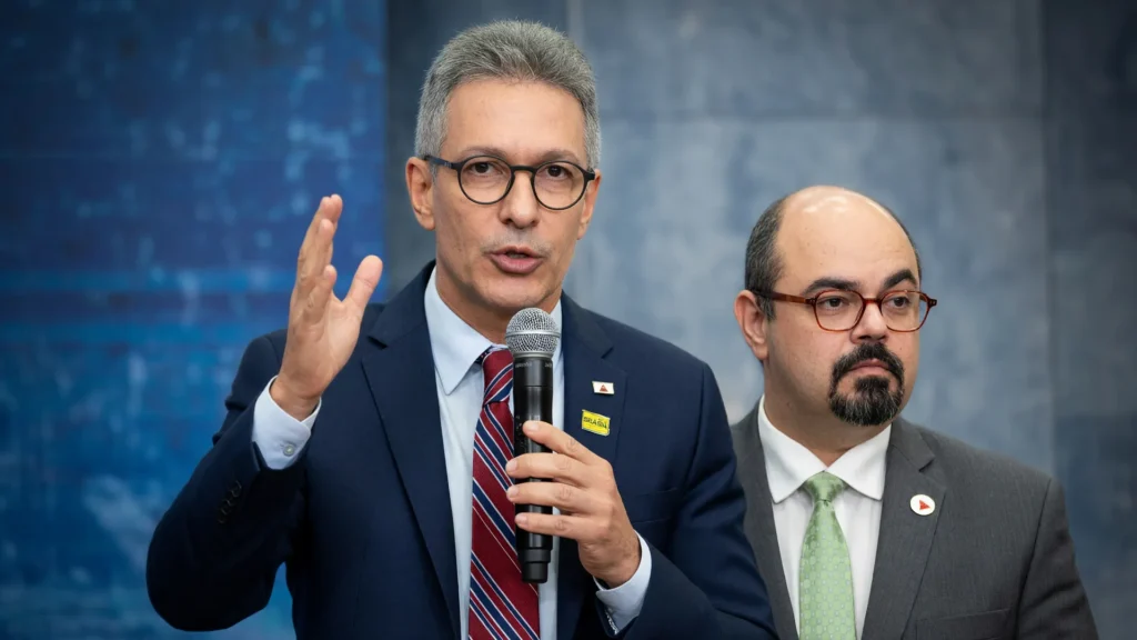 Zema e Simões discursam juntos, simbolizando as poucas promessas de Zema cumpridas em Minas Gerais até 2026