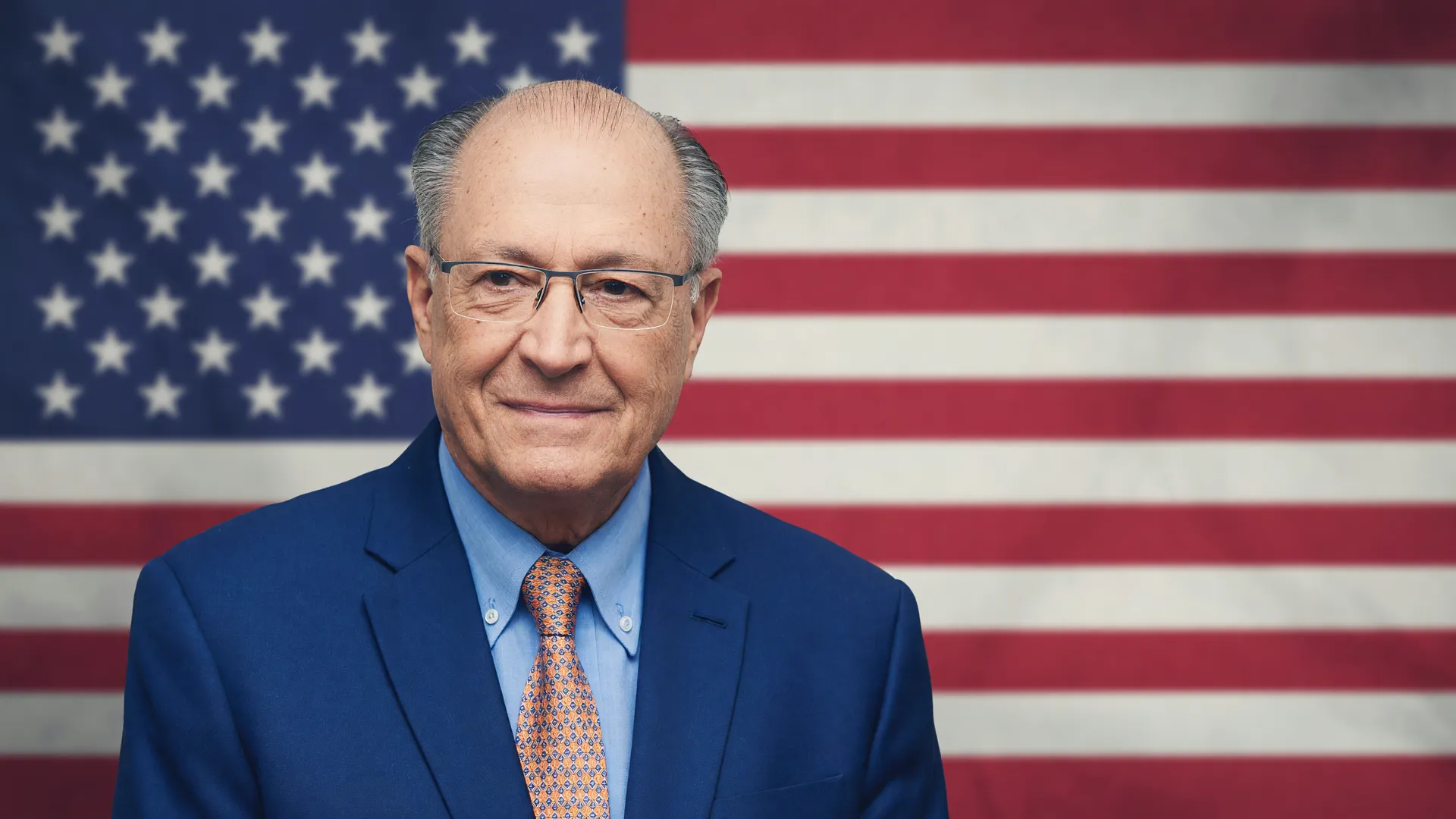 Geraldo Alckmin entre as bandeiras do Brasil e dos EUA simboliza a reciprocidade tarifária Brasil Estados Unidos