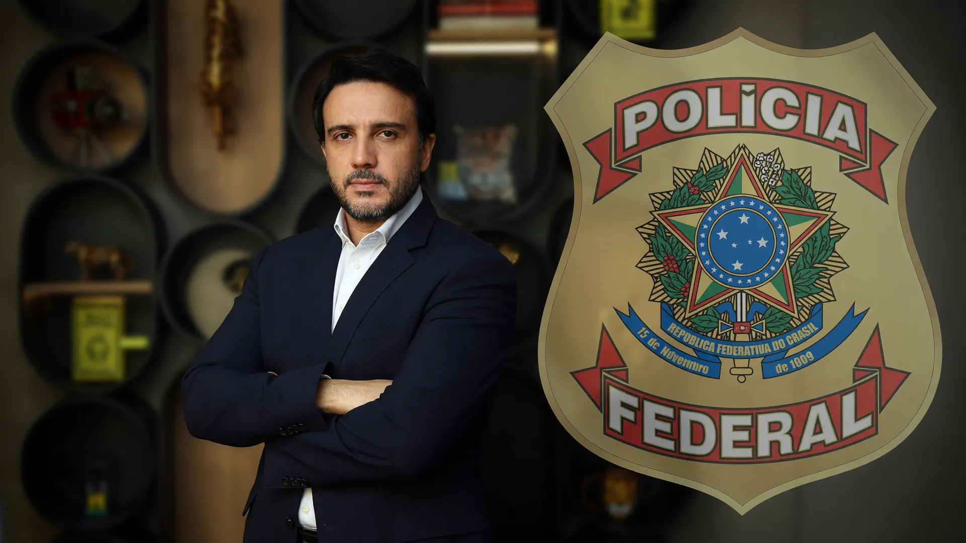 Renan Santos candidato à Presidência, escoltado simbolicamente pelo brasão da Polícia Federal.