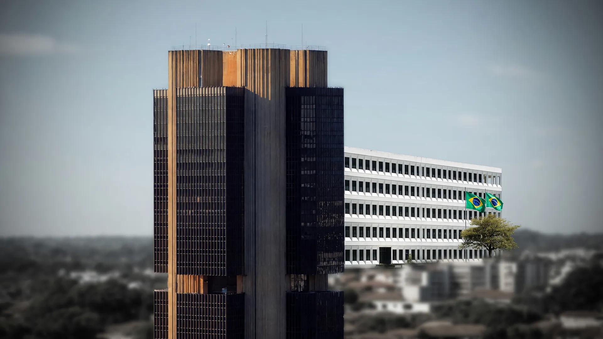Torre do Banco Central e fachada do TCU ilustram como resgatar dinheiro esquecido banco central