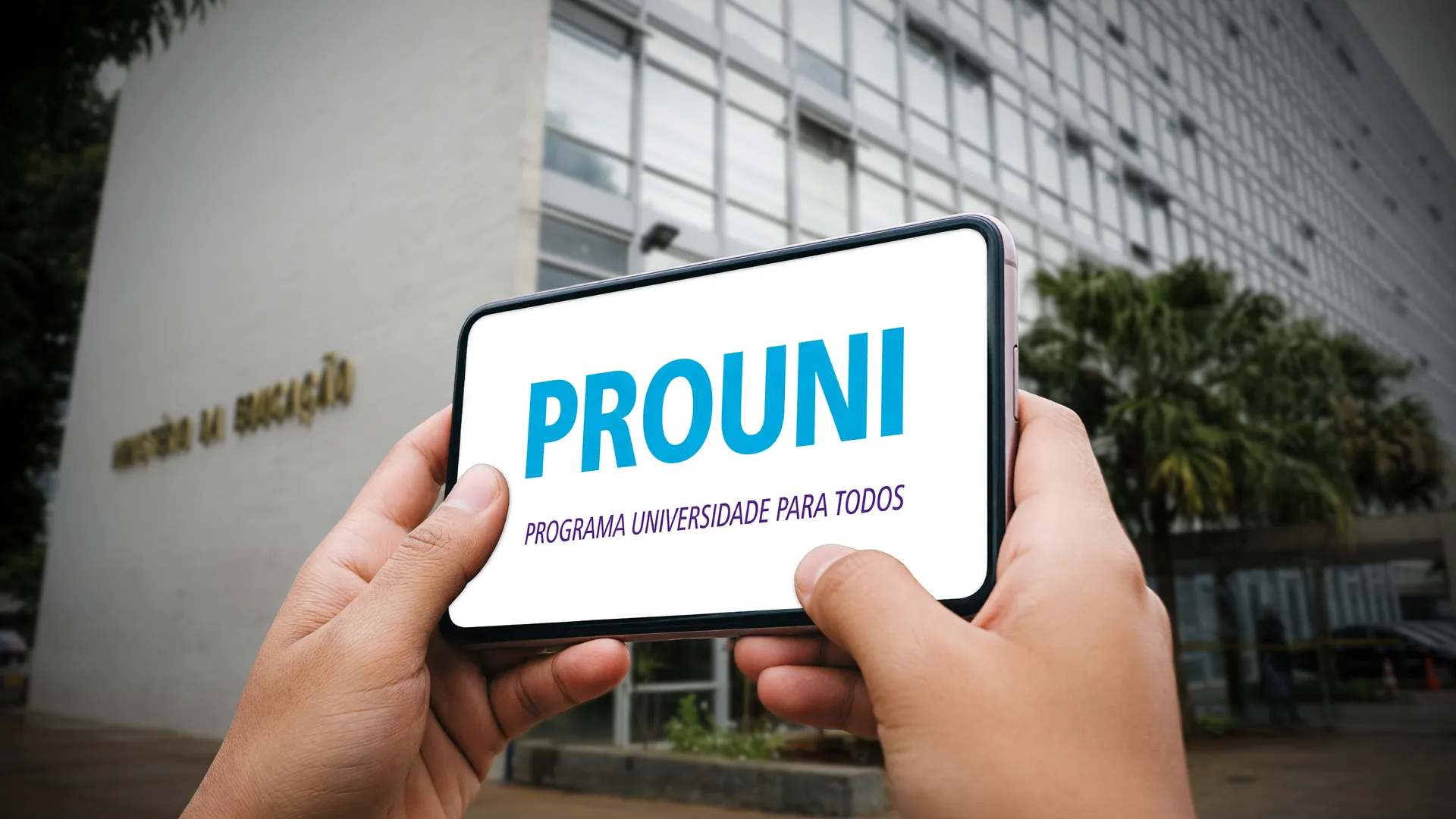 Estudante consulta pelo celular o resultado prouni segundo semestre 2026 divulgado pelo MEC