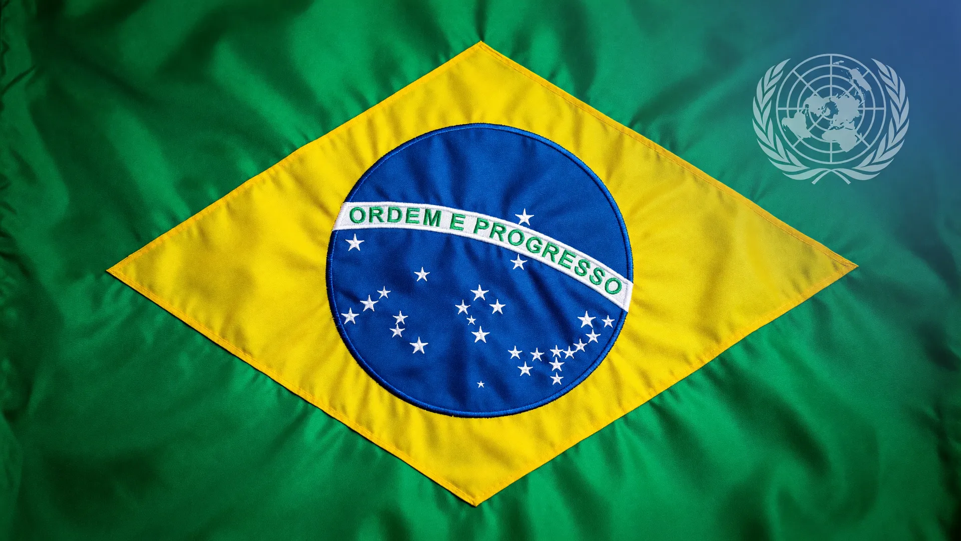 Bandeira do Brasil e emblema da ONU simbolizam o avanço da segurança alimentar no Brasil reconhecido internacionalmente