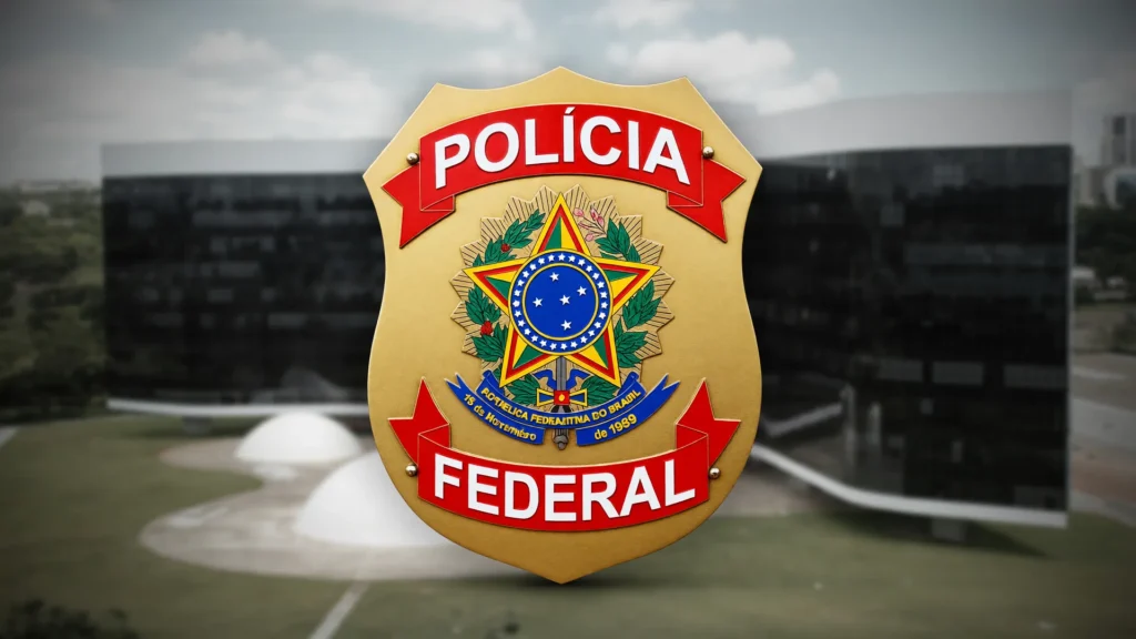 Distintivo da Polícia Federal em destaque com o TSE ao fundo, simbolizando a segurança de candidatos à Presidência