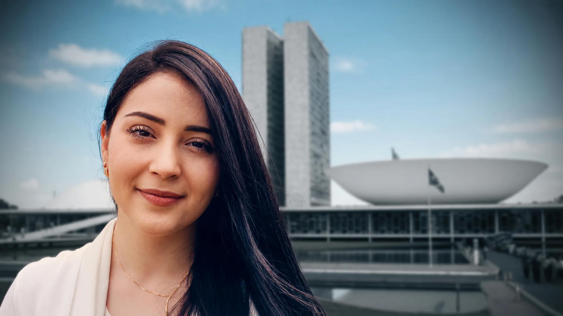 Mulher serena ao ar livre com o Congresso Nacional ao fundo, simbolizando regras do spray de pimenta para mulheres