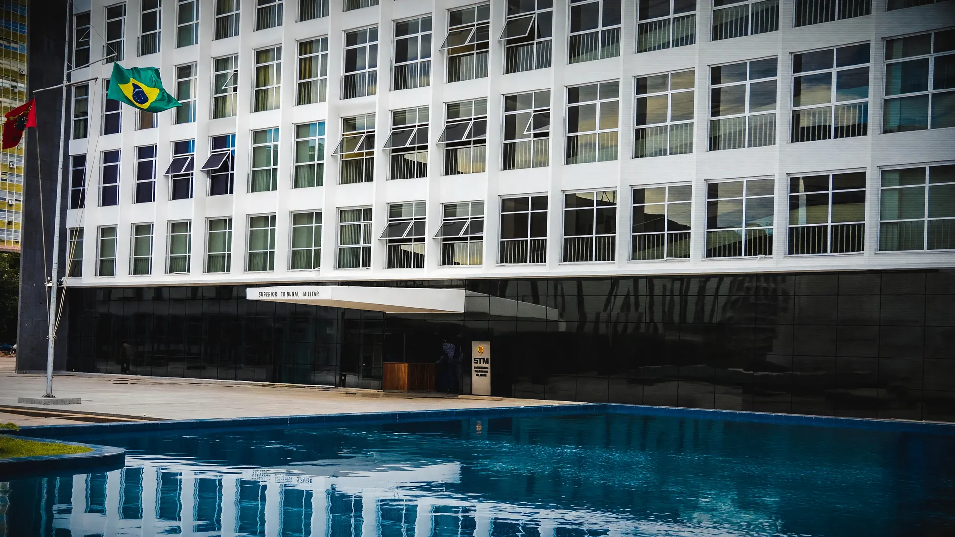 Sede do STM em Brasília com efeito de falha digital, ilustrando o STM fora do ar após ataque cibernético