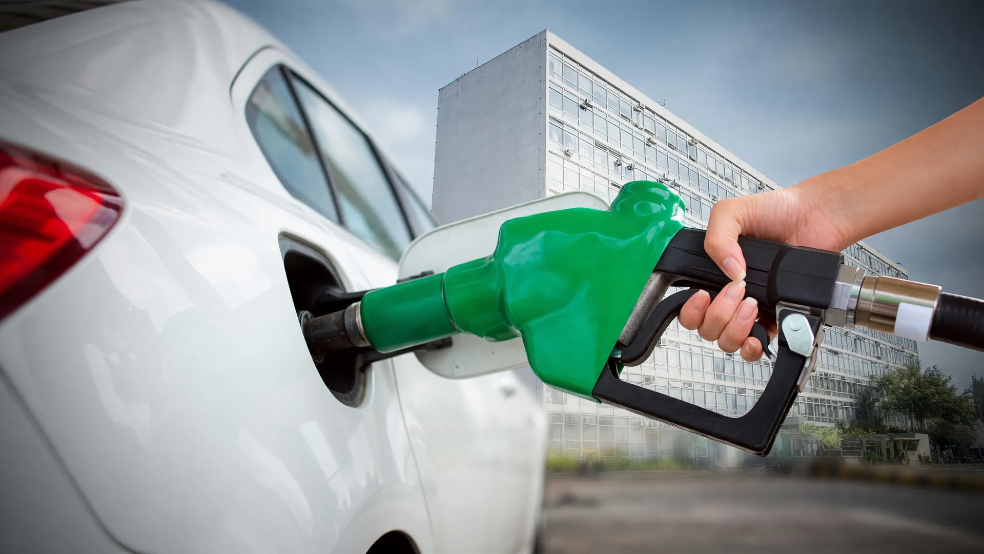 Abastecimento de carro com gasolina: subsídio gasolina prorrogado 30 dias pelo governo para conter alta de preço