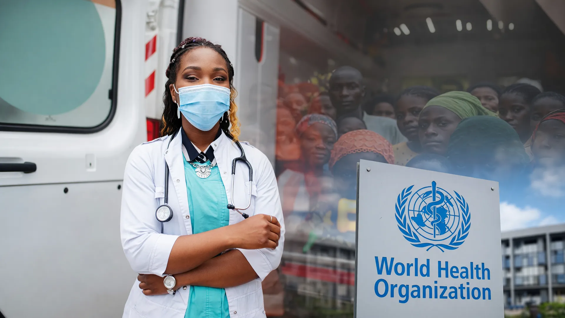Profissional de saúde atende vítima durante surto de ebola no Congo, com comunidade de Goma ao fundo