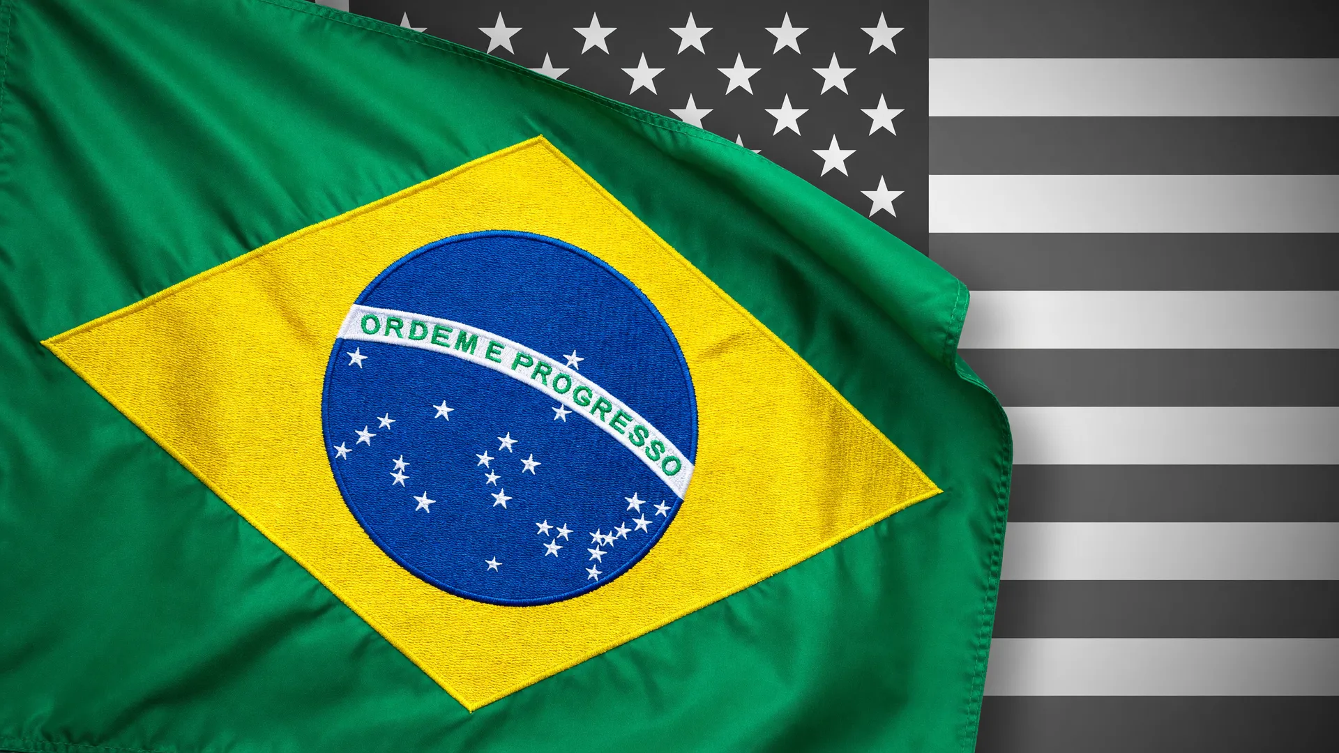 Bandeiras do Brasil e dos EUA lado a lado simbolizam a tarifa dos EUA sobre etanol e açúcar brasileiro