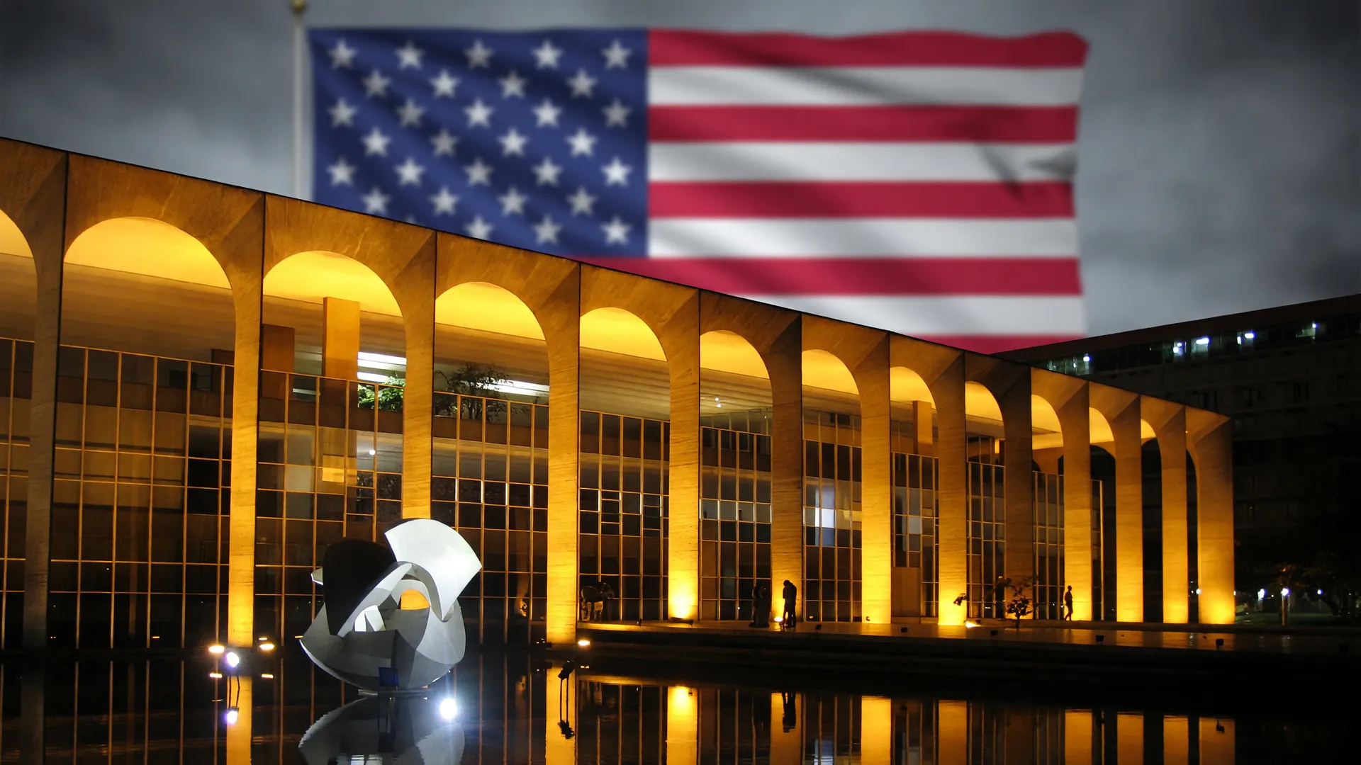 Palácio do Itamaraty à noite com bandeira dos EUA ao fundo, simbolizando o tarifaço dos EUA sobre Brasil