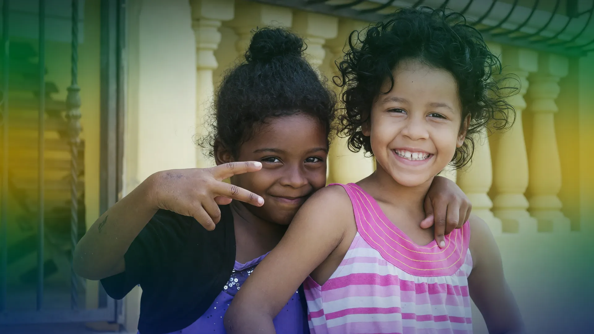 Crianças abraçadas simbolizam a alta taxa de abandono vacinal infantil registrada no Brasil em 2025
