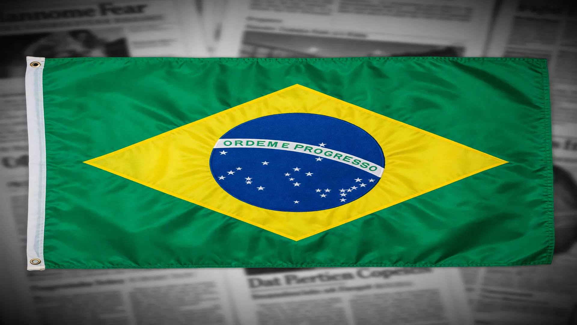 Bandeira brasileira em destaque, símbolo da liderança global no tempo de vida online no Brasil