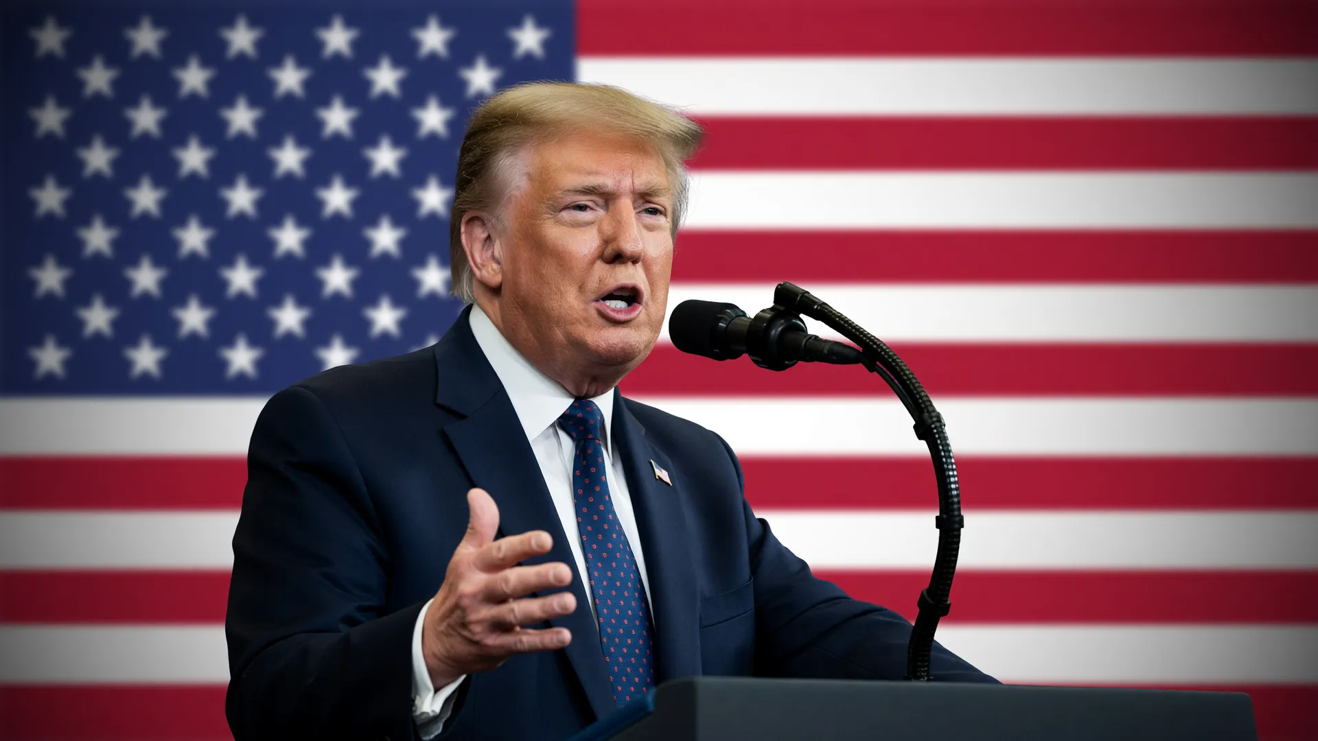 Trump ataca urnas eletrônicas americanas em discurso, bandeira dos EUA ao fundo