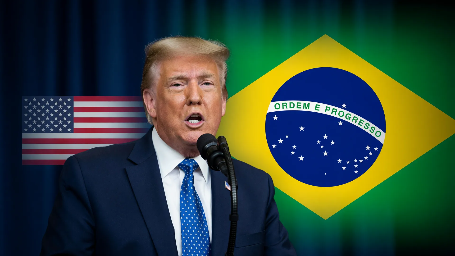 Trump discursando, com bandeira do Brasil ao fundo, remete às teorias conspiratórias sobre eleições no Brasil.