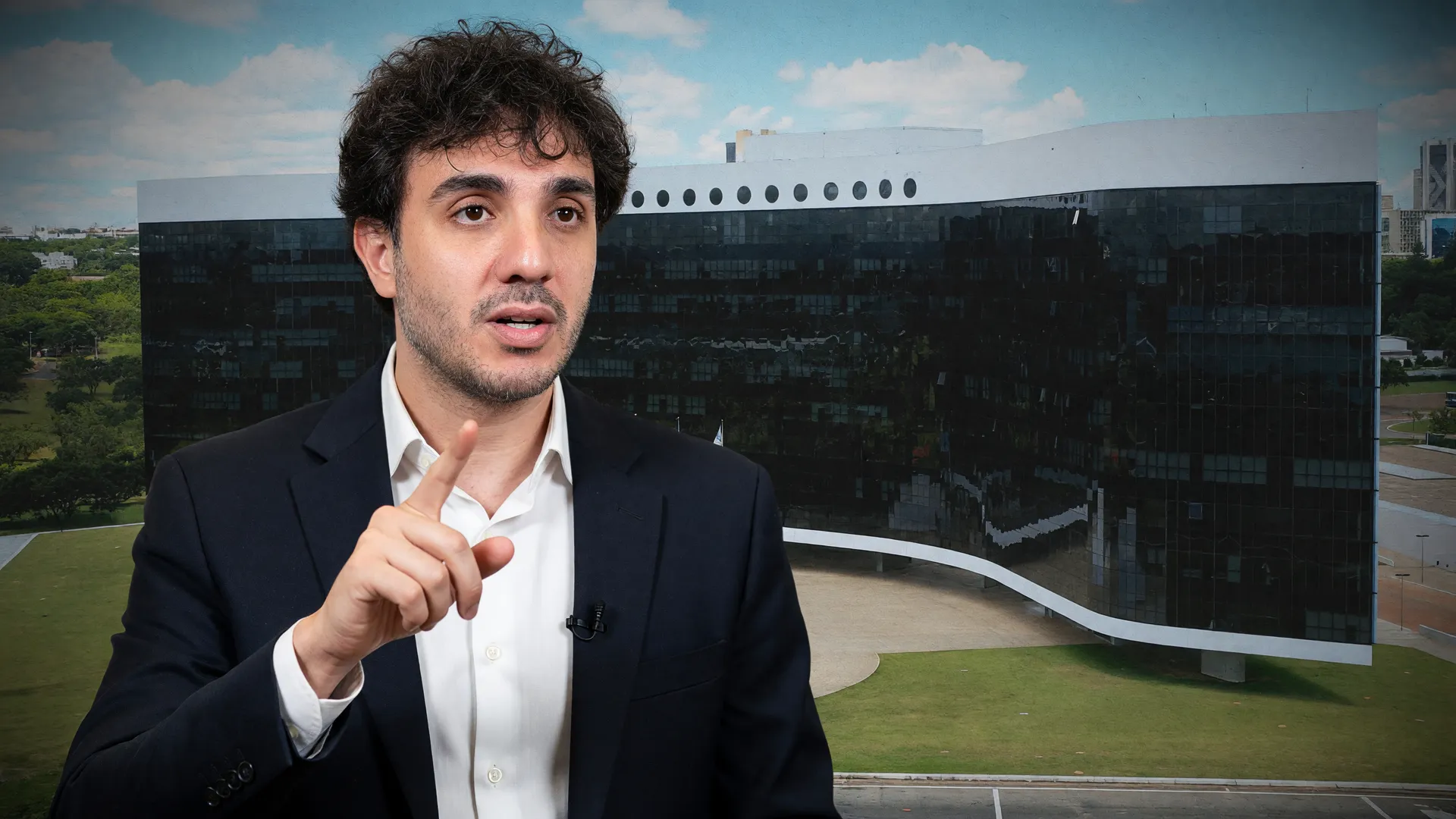 Renan Santos em destaque com fundo do TSE, representando liderança nas vaquinhas eleitorais presidenciáveis 2026