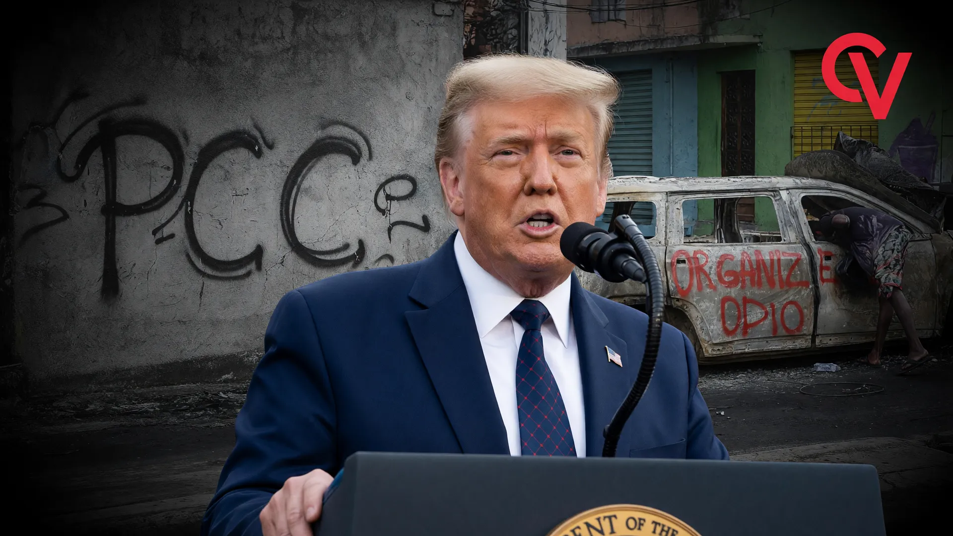 Trump discursa sobre venda online de fuzis nos EUA, com símbolos do PCC e Comando Vermelho ao fundo