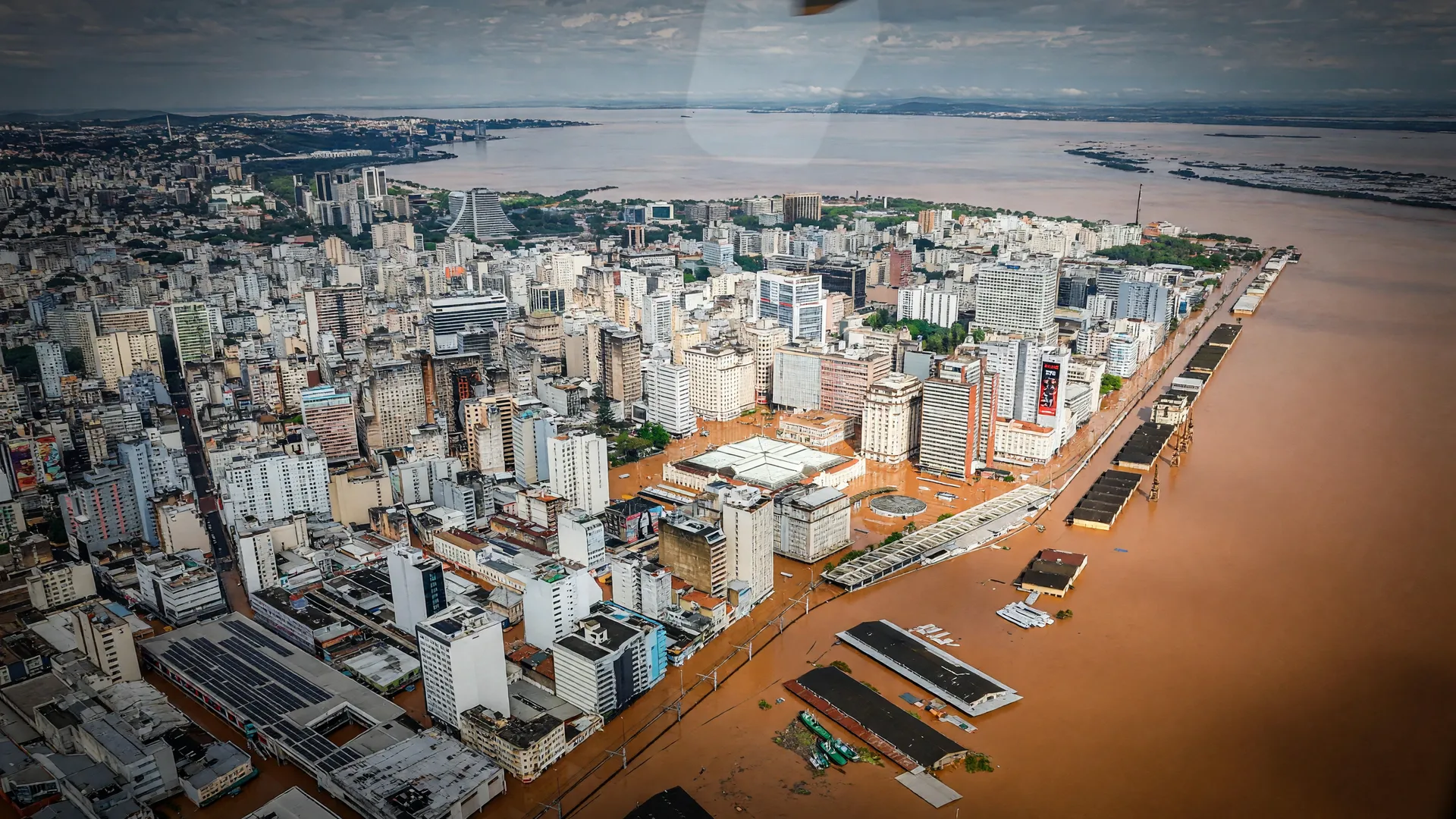 Vista aérea de Canoas inundada no RS; ventos fortes no Sudeste e chuvas seguem afetando o país