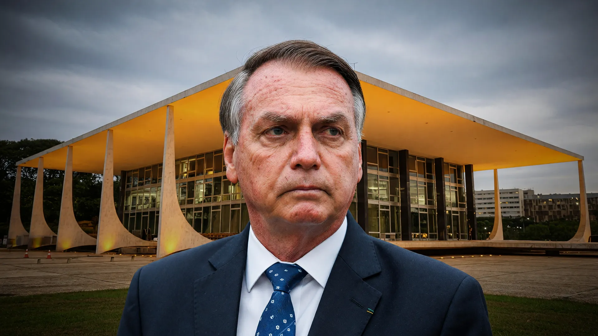 Jair Bolsonaro em postura séria com STF ao fundo, em caso sobre vídeo com IA de Bolsonaro
