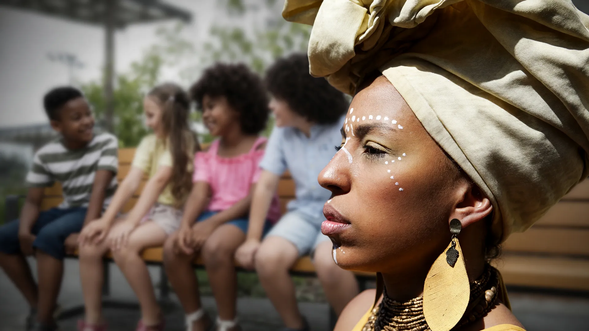 Mulher negra e crianças retratam o aumento da violência contra negros e mulheres no Brasil.