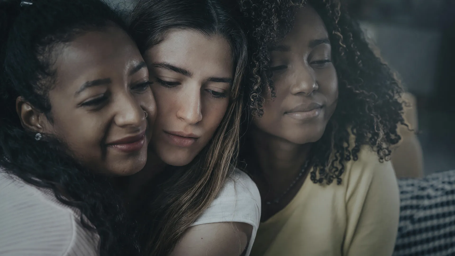 Retrato sombrio de adolescente simboliza aumento da violência de gênero entre adolescentes no Rio