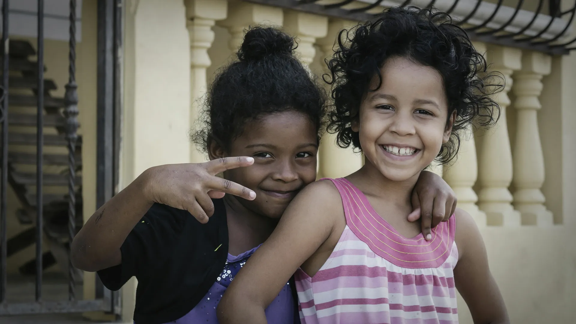 Crianças abraçadas simbolizam o cuidado necessário para combater a violência na educação infantil no Brasil.