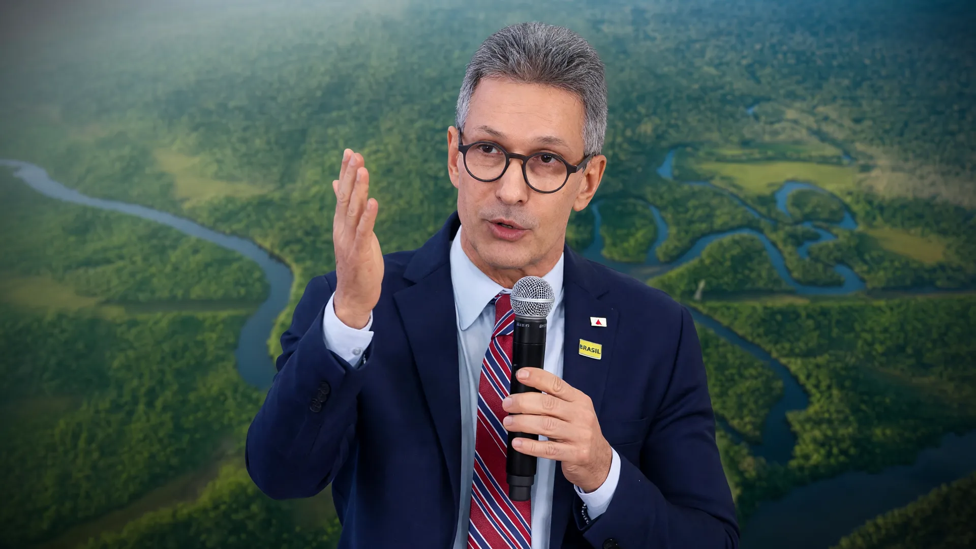 Zema candidato à Presidência pelo Novo discursa com a Amazônia ao fundo, promessa de presídio na região.