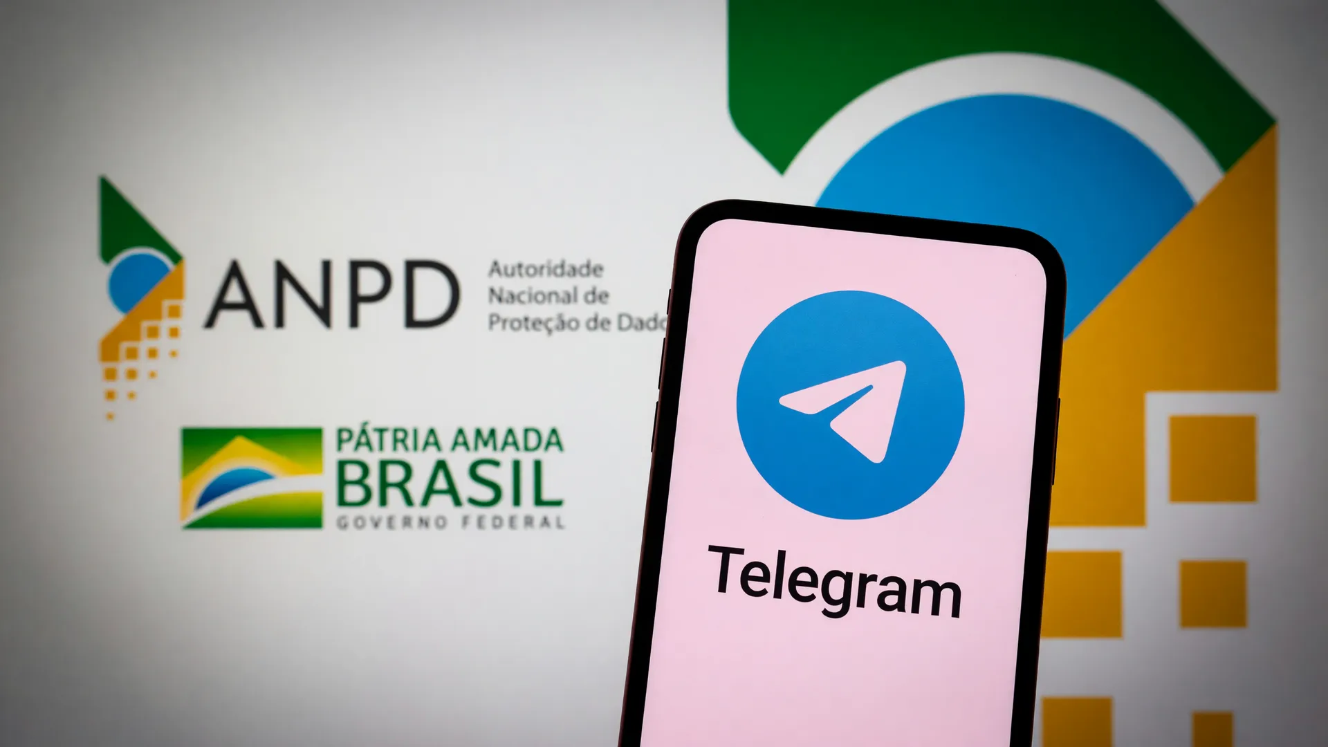 Smartphone com app Telegram e logo da ANPD: denúncia de abuso sexual infantil no Telegram