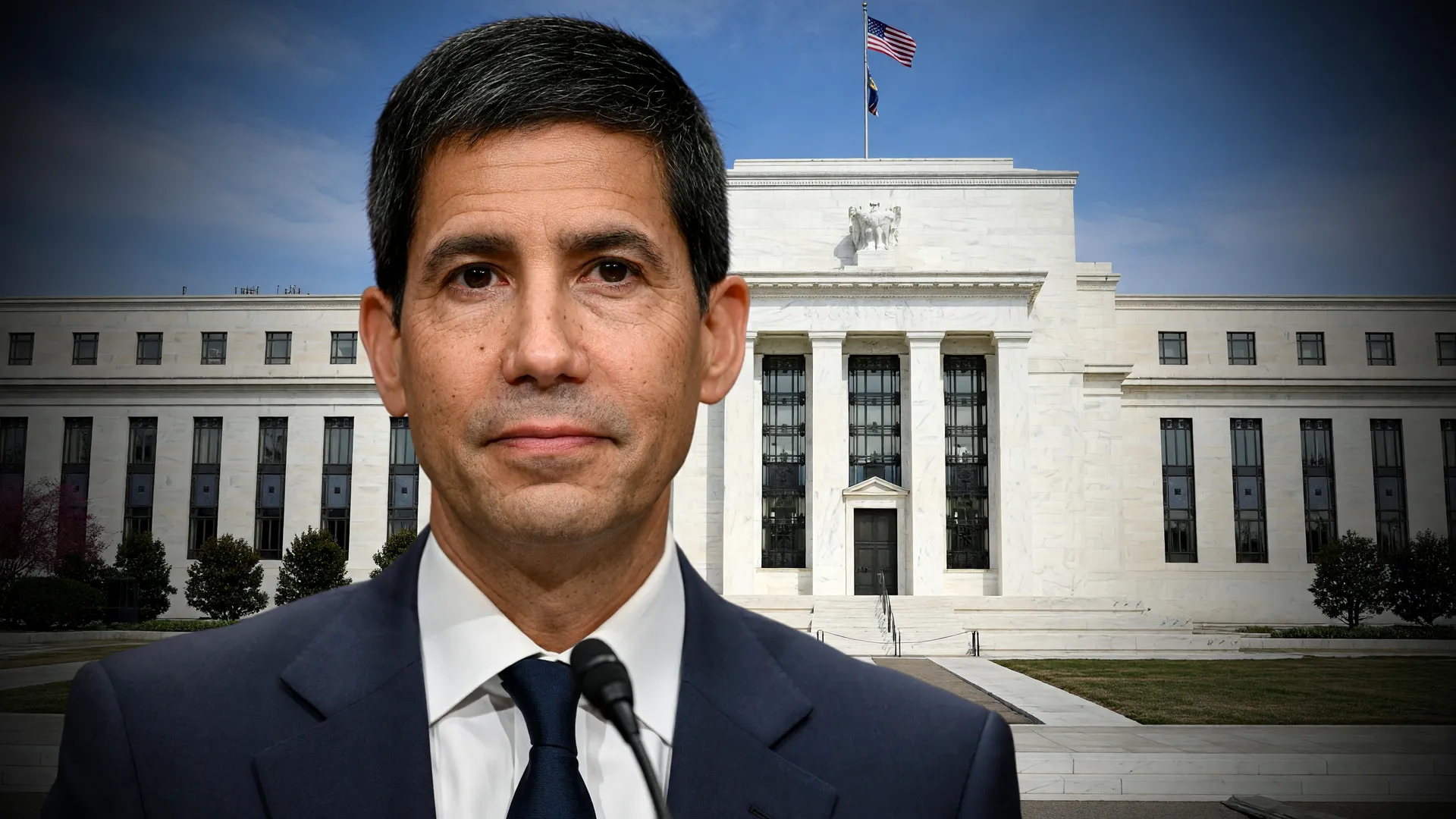 Kevin Warsh discursa em audiência com prédio do Federal Reserve ao fundo, sinalizando alta de juros nos EUA